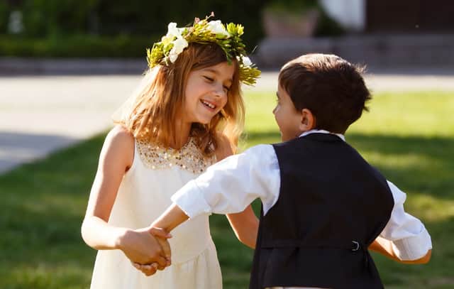 enfants en train de danser à un mariage