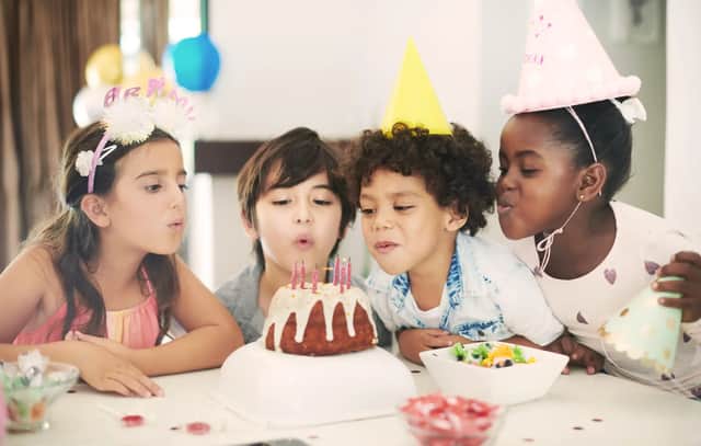 enfants en train de fêter un anniversaires