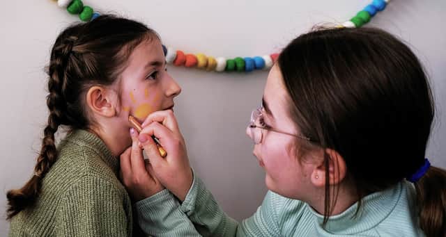 enfants en train de se maquiller entre eux