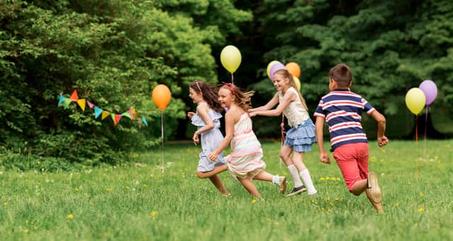 enfants en train de courir dans un parc