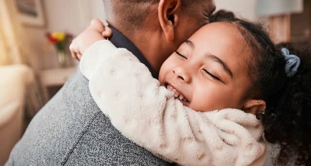 enfant qui font un câlin à son père