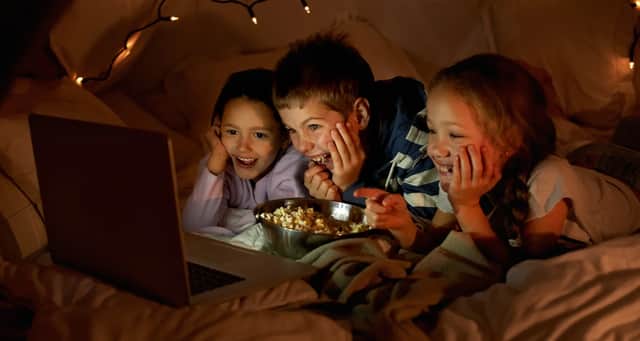 enfants pendant une soirée pyjama
