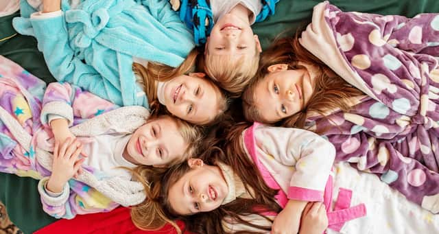enfants à une soirée pyjama