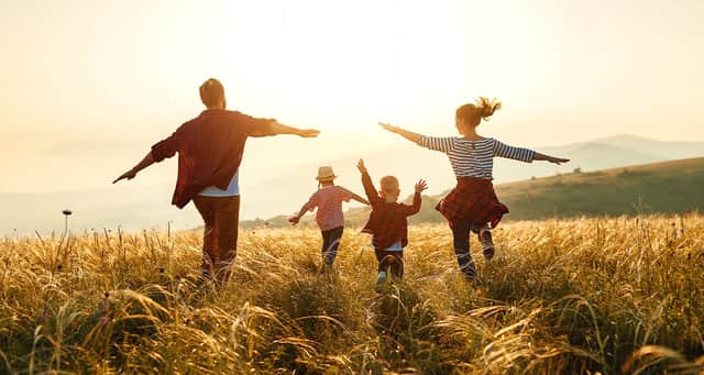 famille qui court dans les champs