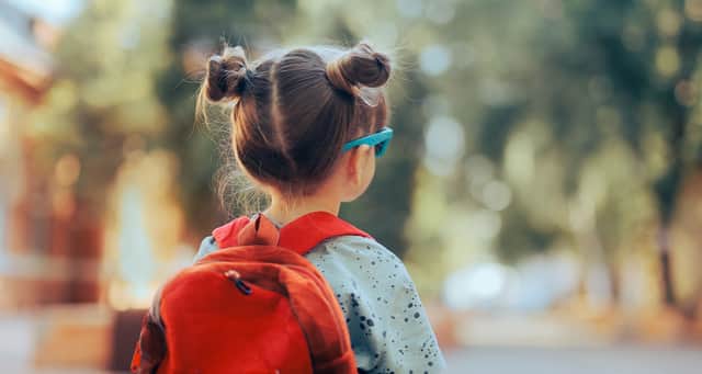 petite fille qui fait sa rentrée des classes