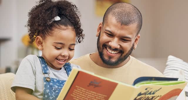 papa en train de lire une histoire à sa fille
