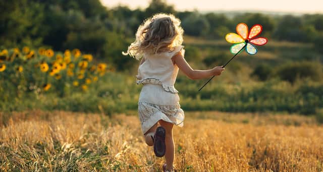 enfant qui court dans les champs