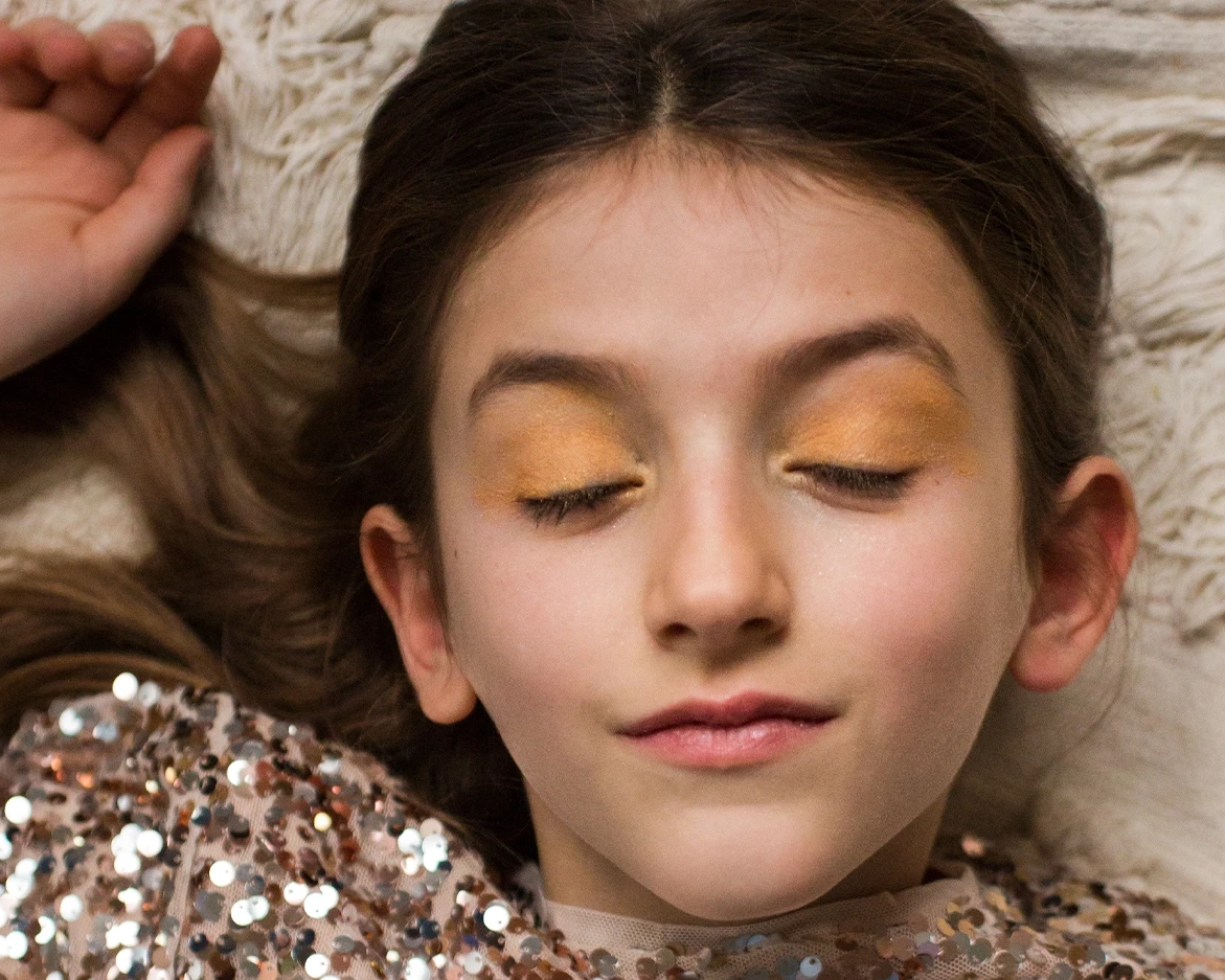 Children's orange eyeshadow