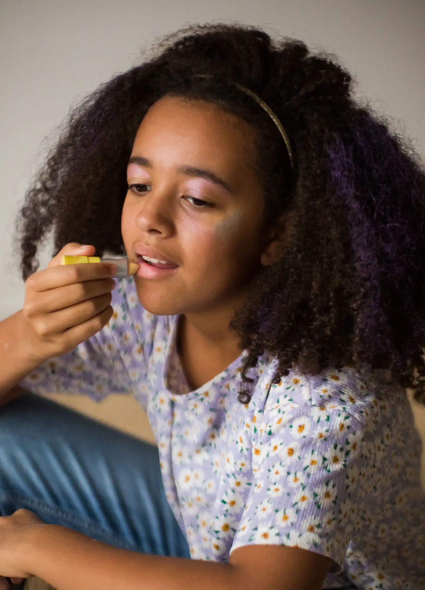 petite fille avec son baume à lèvres hydratant