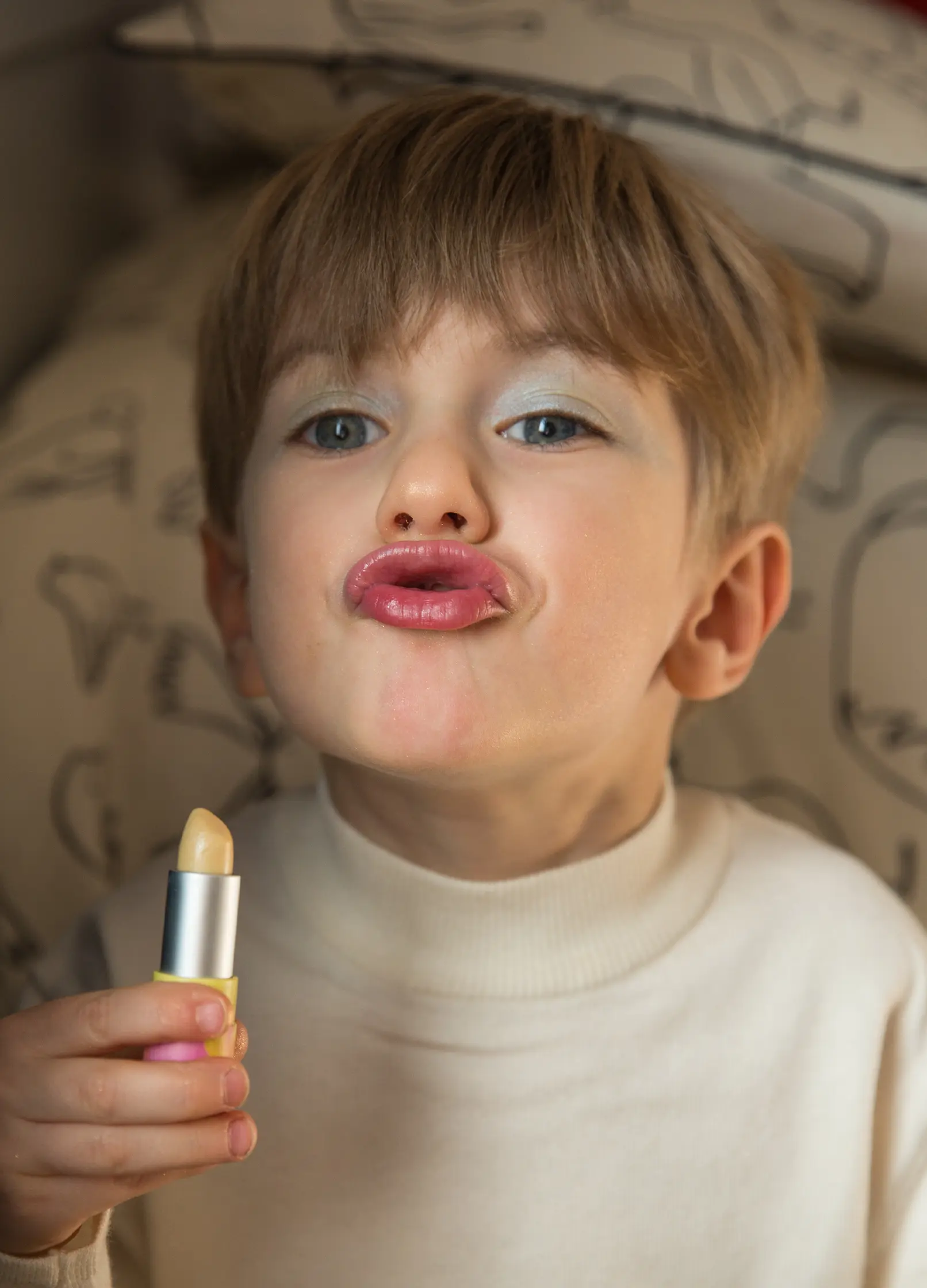 enfant avec son baume à lèvres hydratant