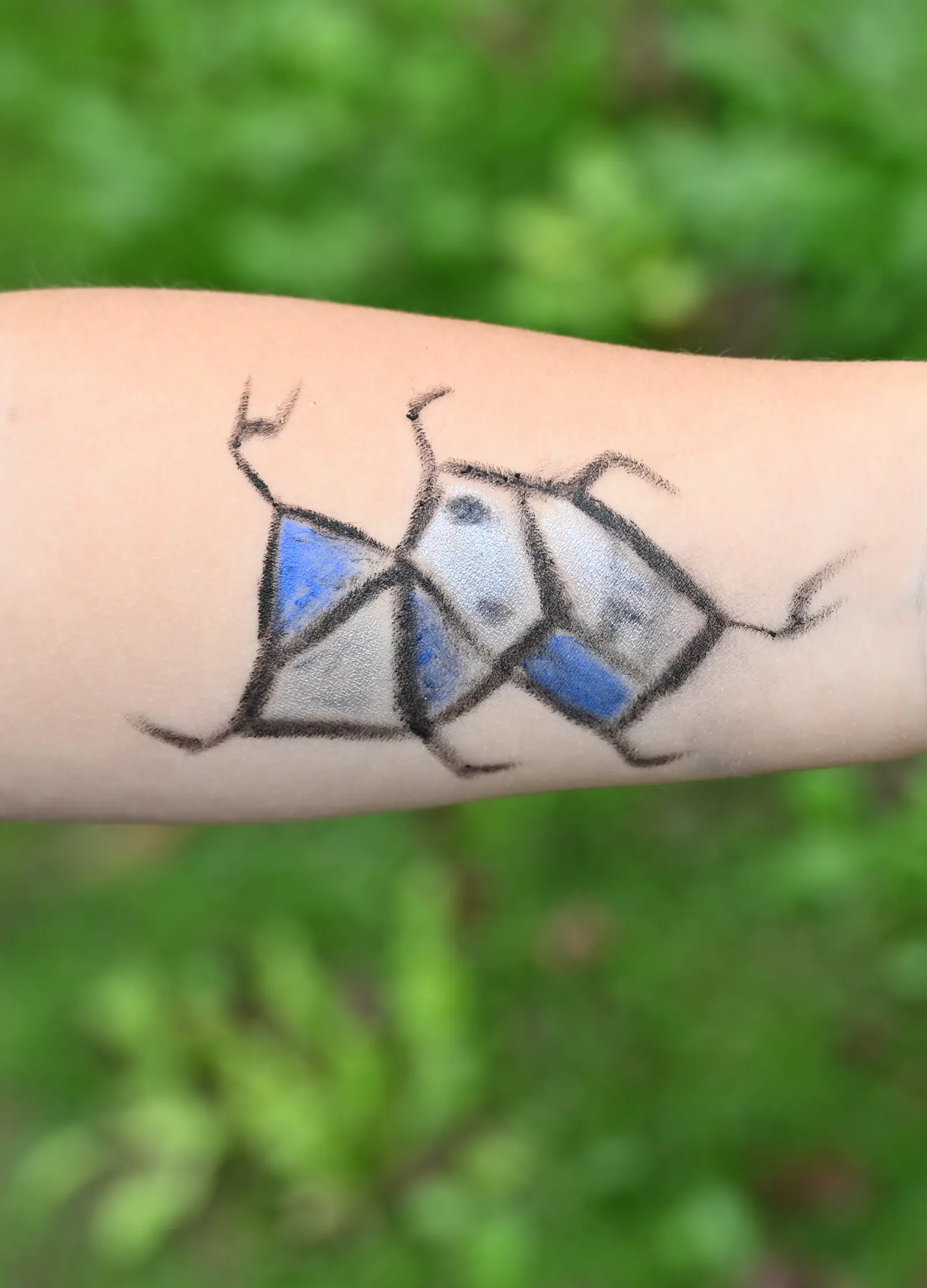 crayon de maquillage argent robot