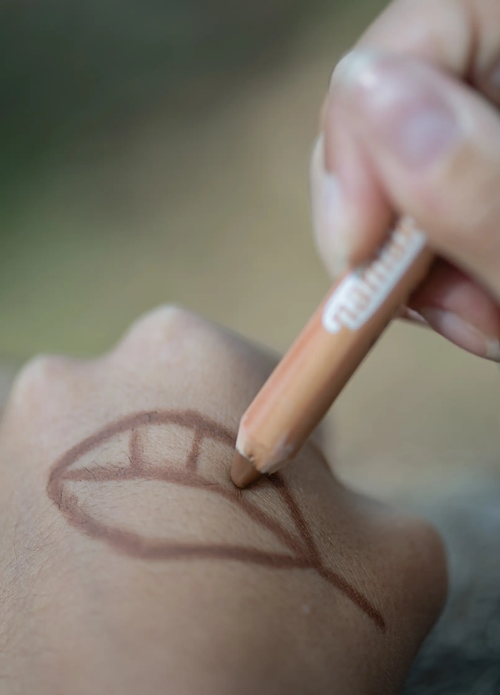 crayon de maquillage marron bio cosmos