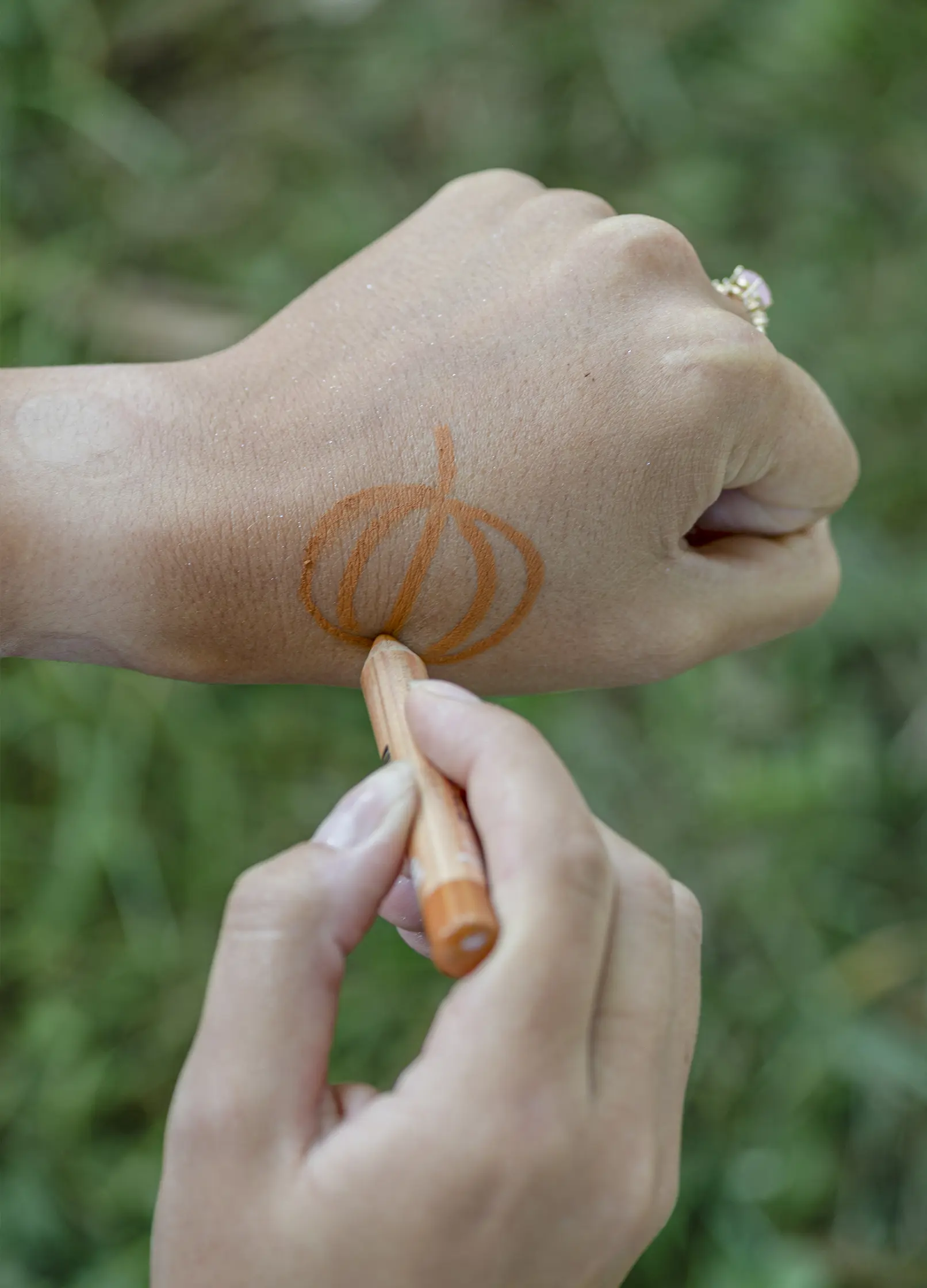 crayon de maquillage orange