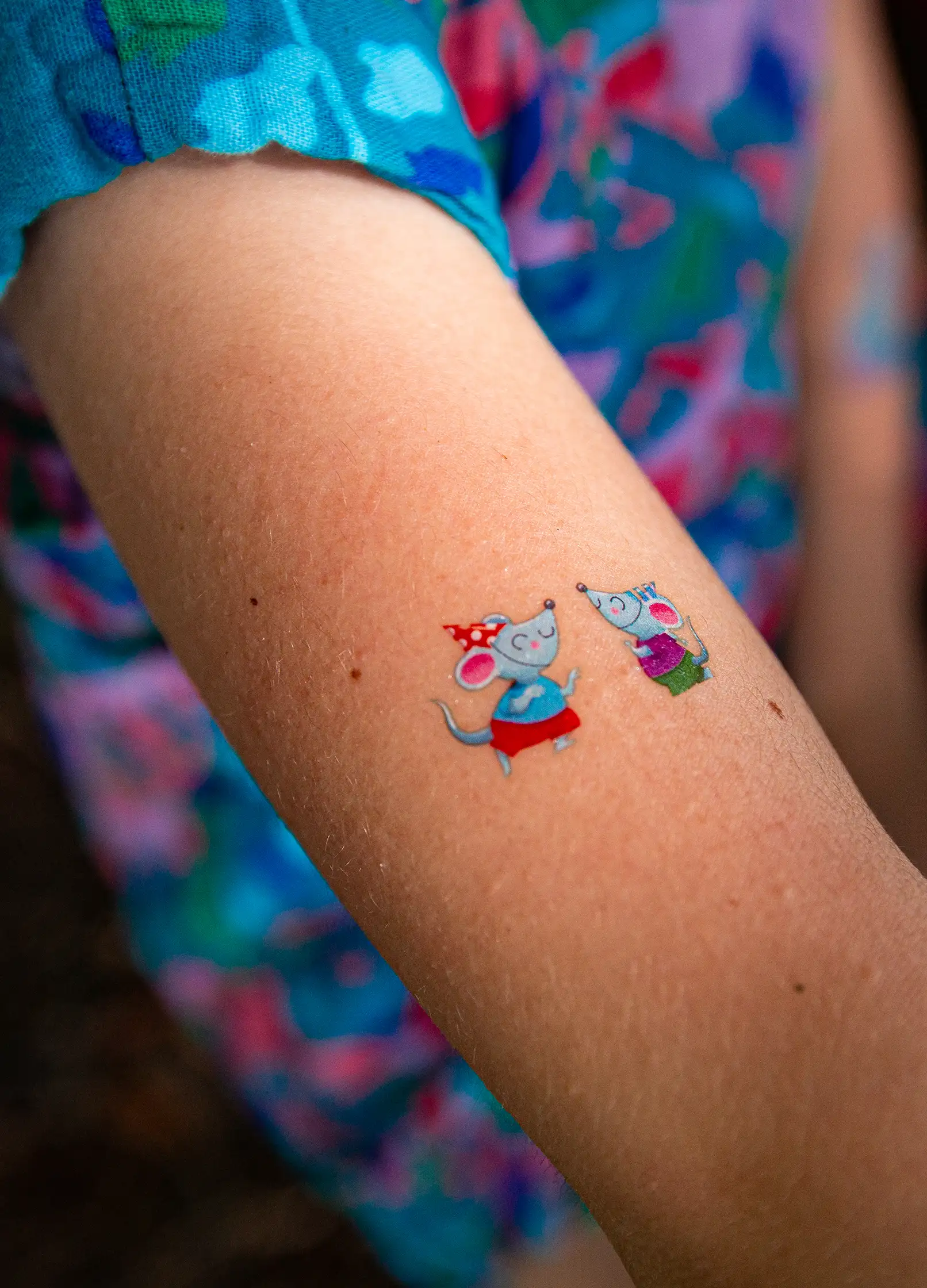 tatouage souris arc-en-ciel