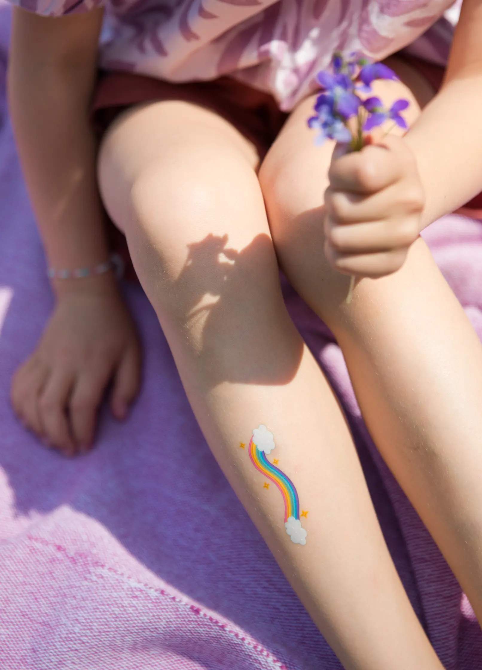 tatouage arc-en-ciel enfant
