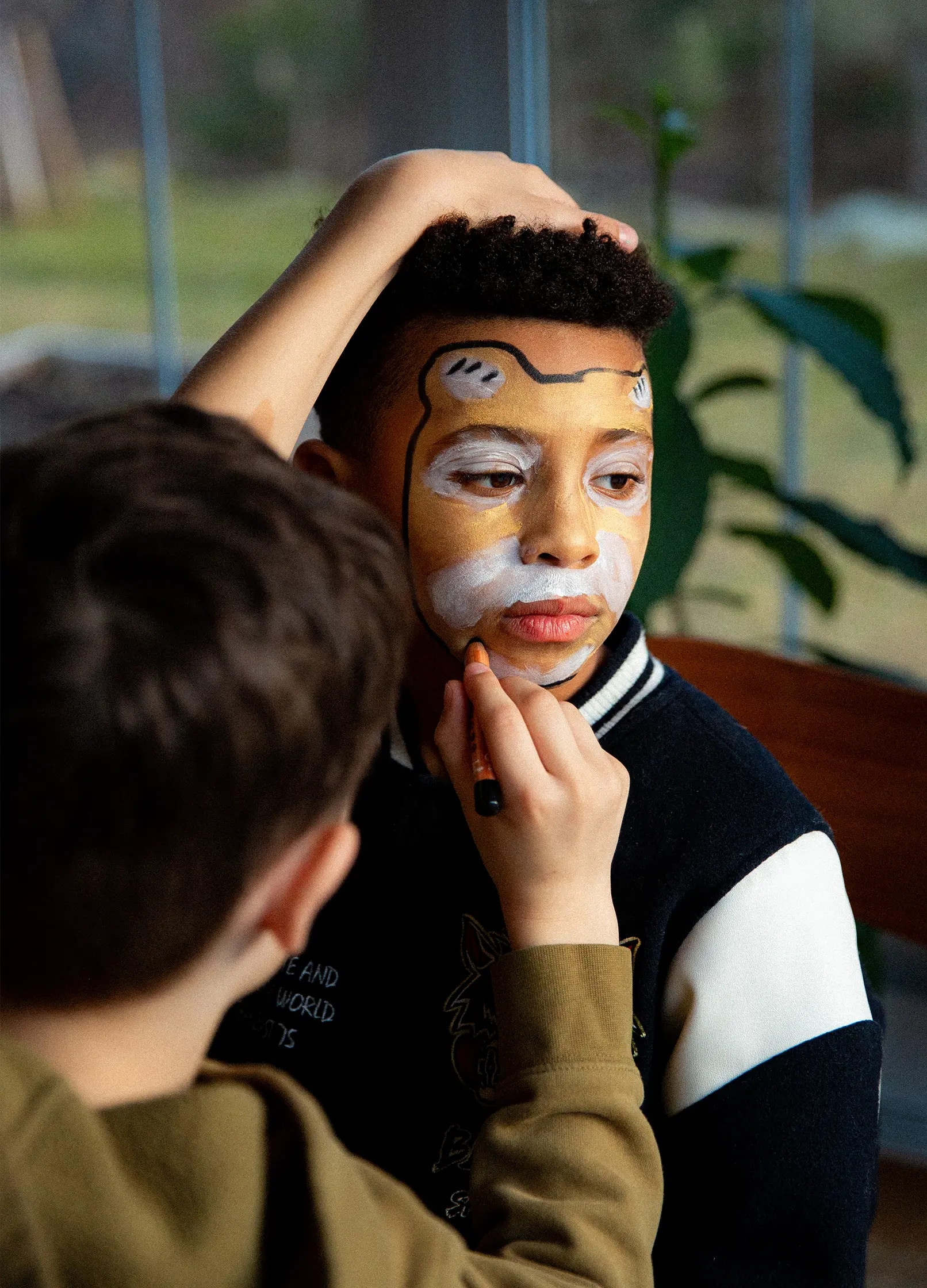 petit garçon qui en maquillage un autre