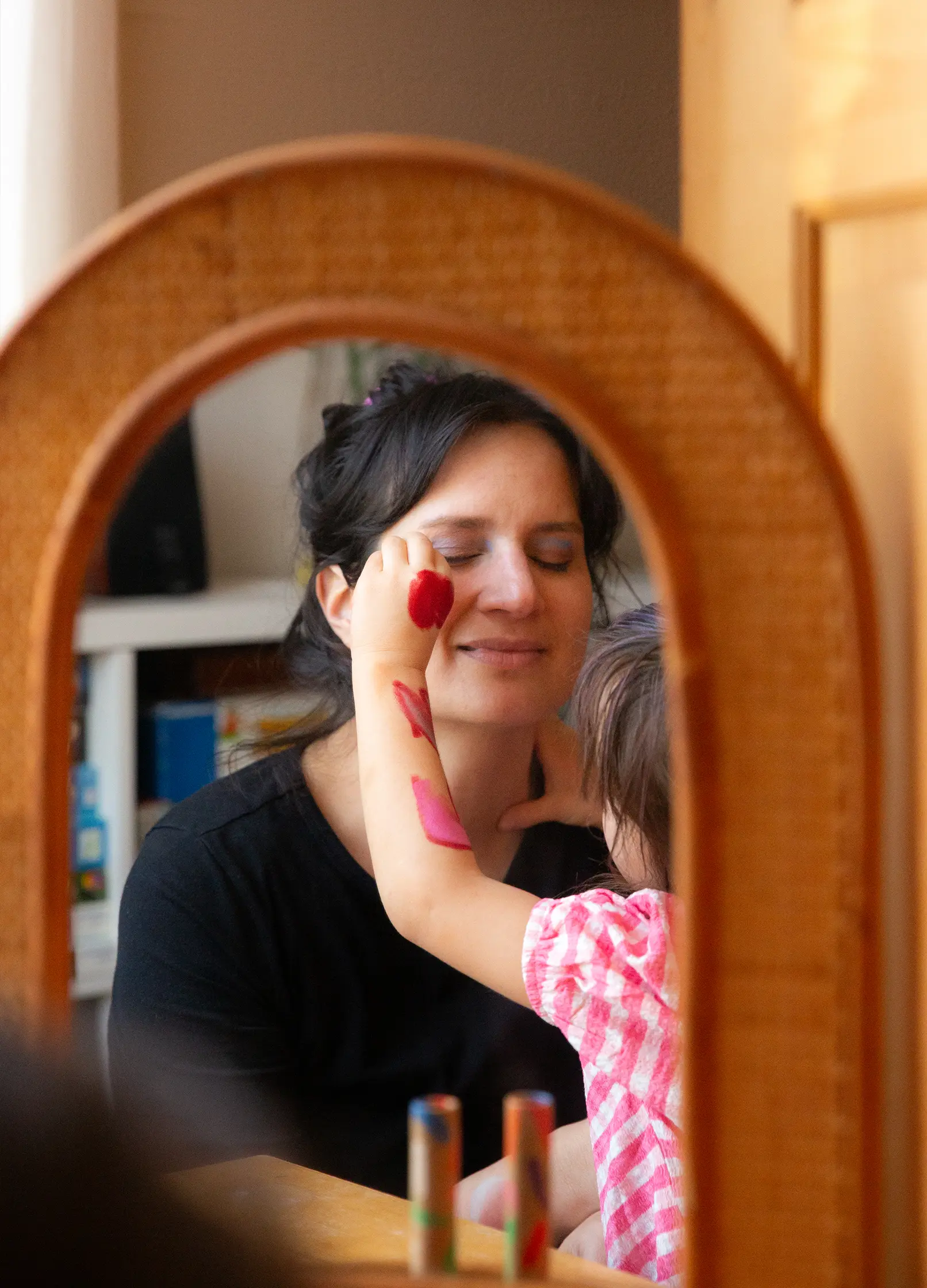 enfant qui met du fard à paupières à sa maman