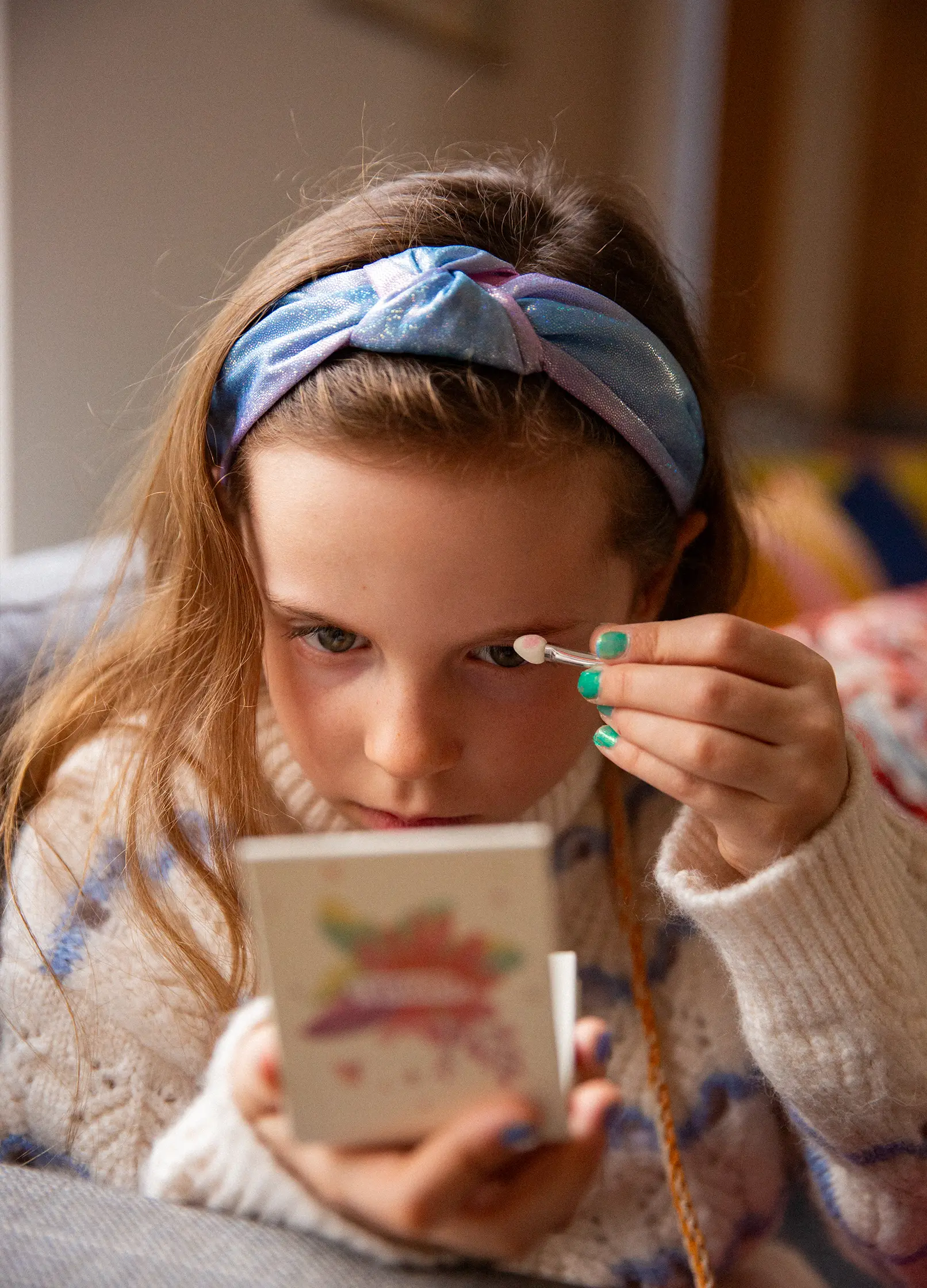 enfant qui applique fard à paupières bio