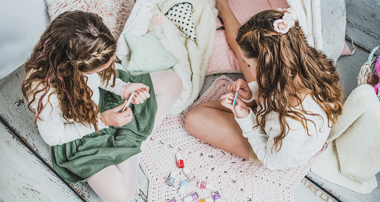 filles en train de s'appliquer du vernis