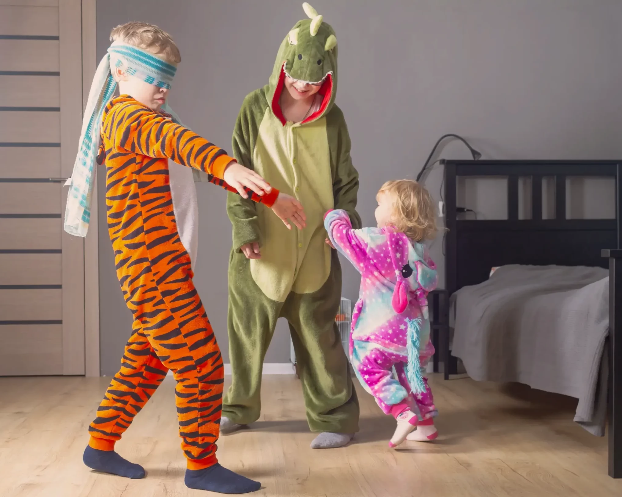 verkleidete Kinder, die Fangen spielen