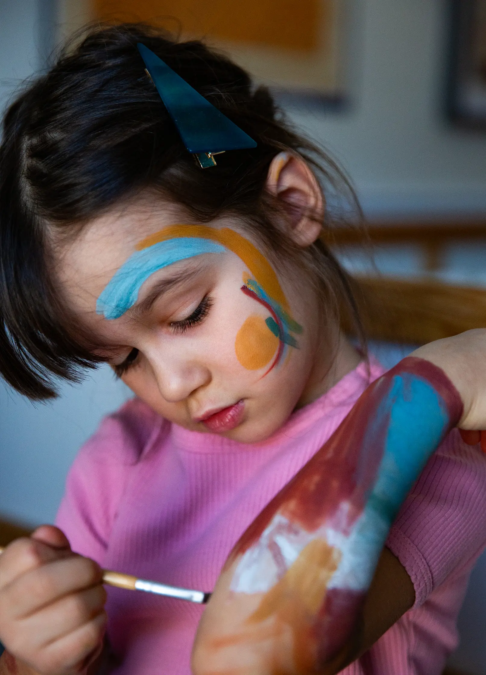 enfant se maquillant le bras