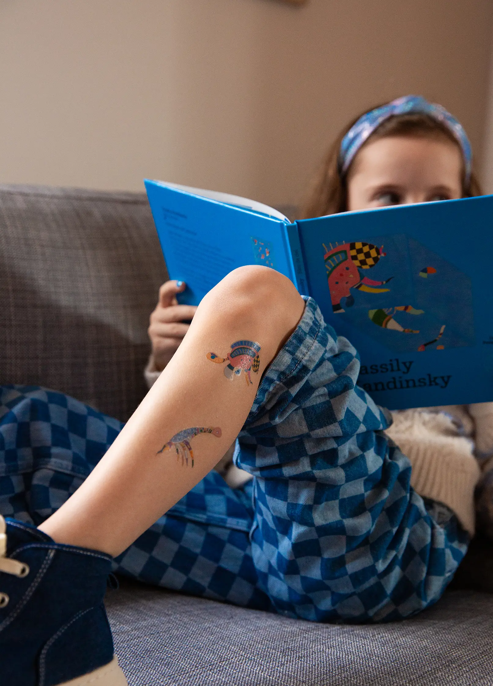 tatouages éphémères sur une jambe d'enfants
