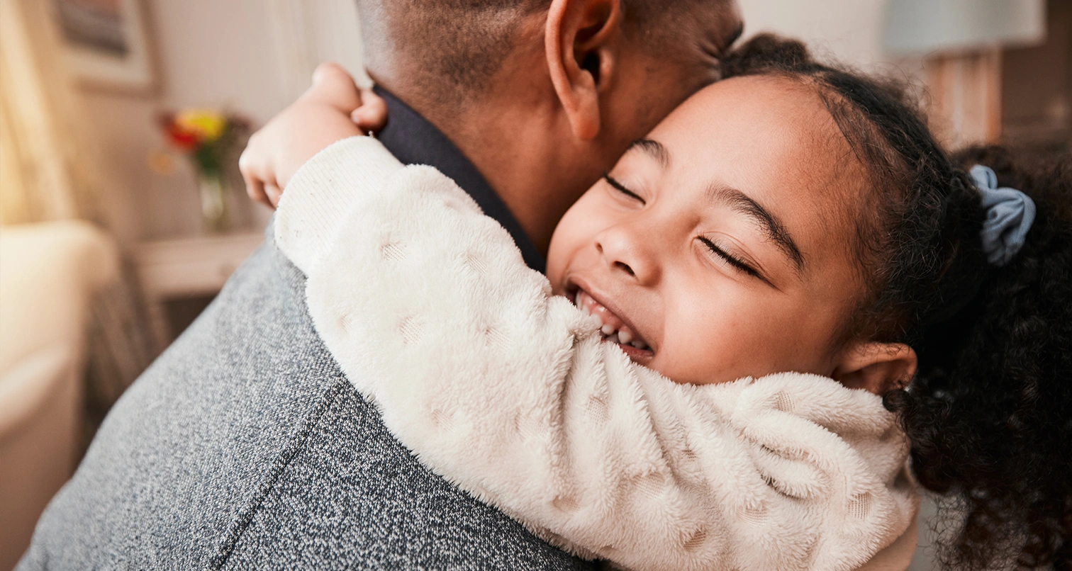 enfant qui font un câlin à son père