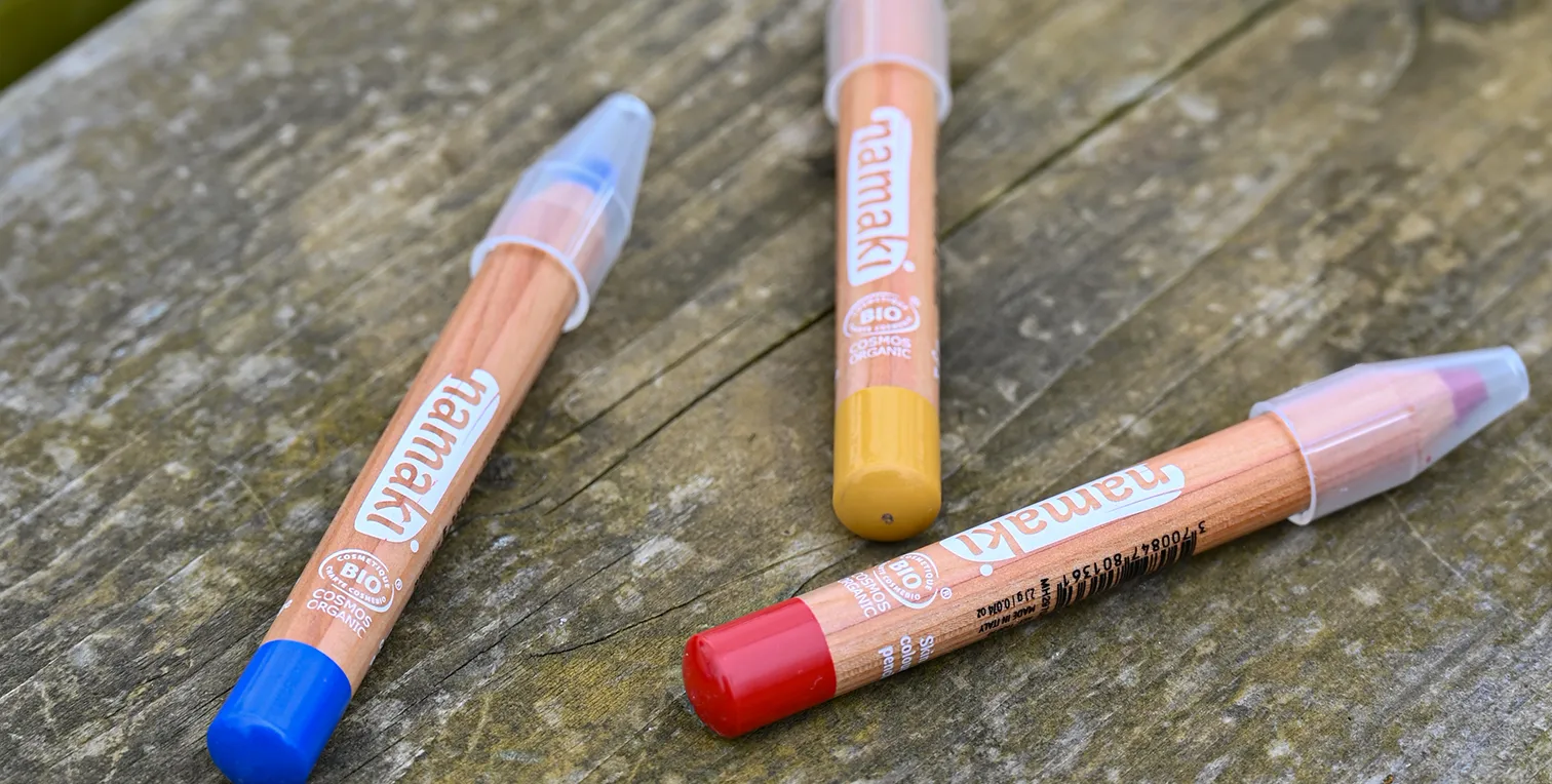 3 crayons de maquillage jaune rouge bleu