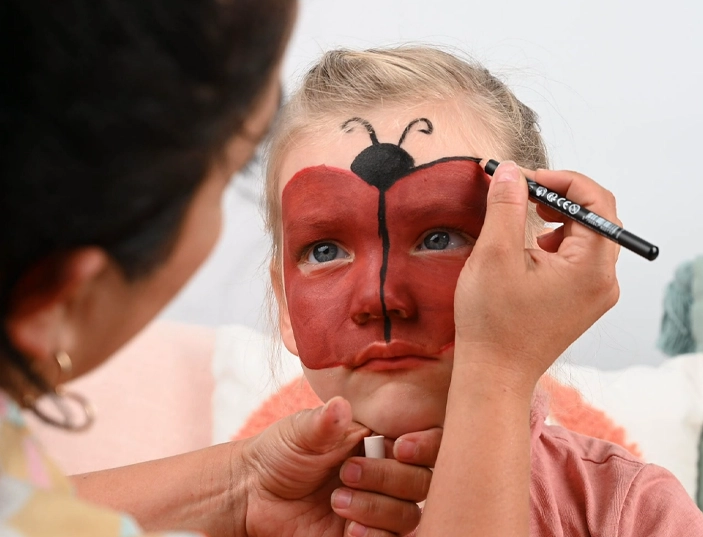 Make-up-Tutorial Marienkäfer Kind