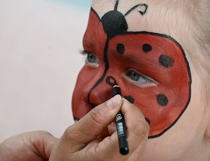 Make-up-Tutorial Marienkäfer Kind