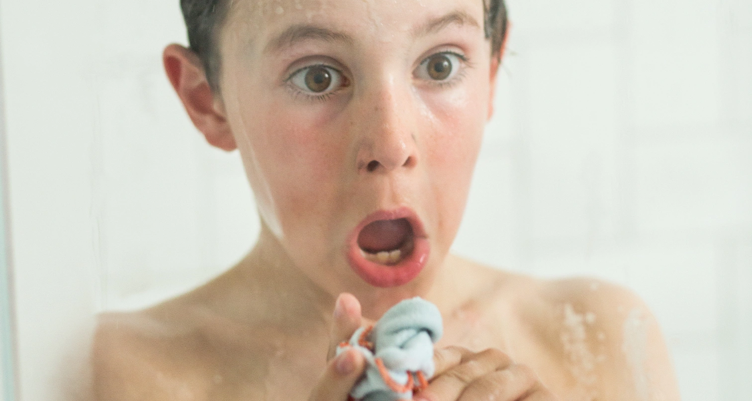enfant qui se démaquille sous la douche