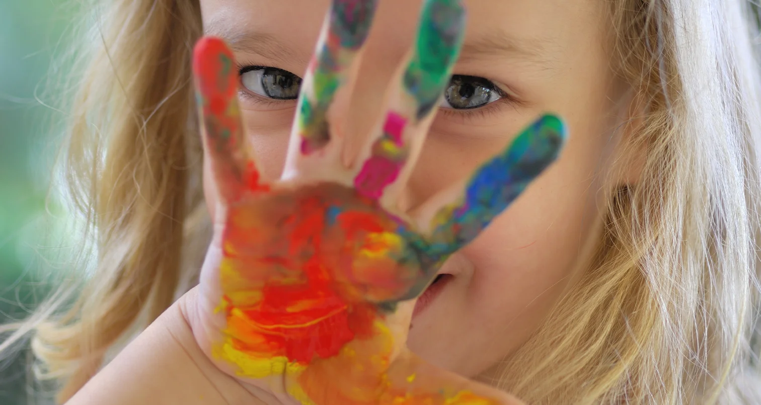 enfant avec une main de peinture