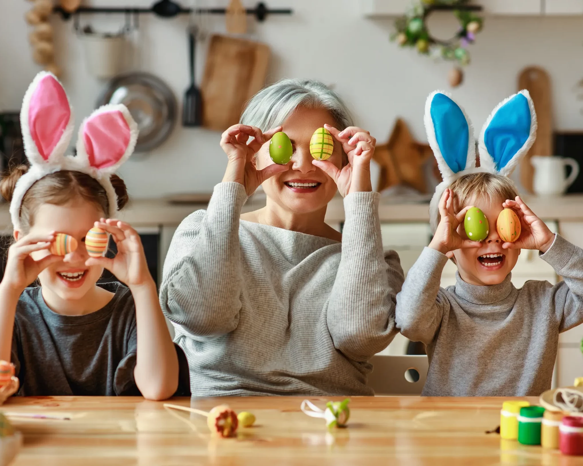enfants entrain de décorer des oeufs de paques
