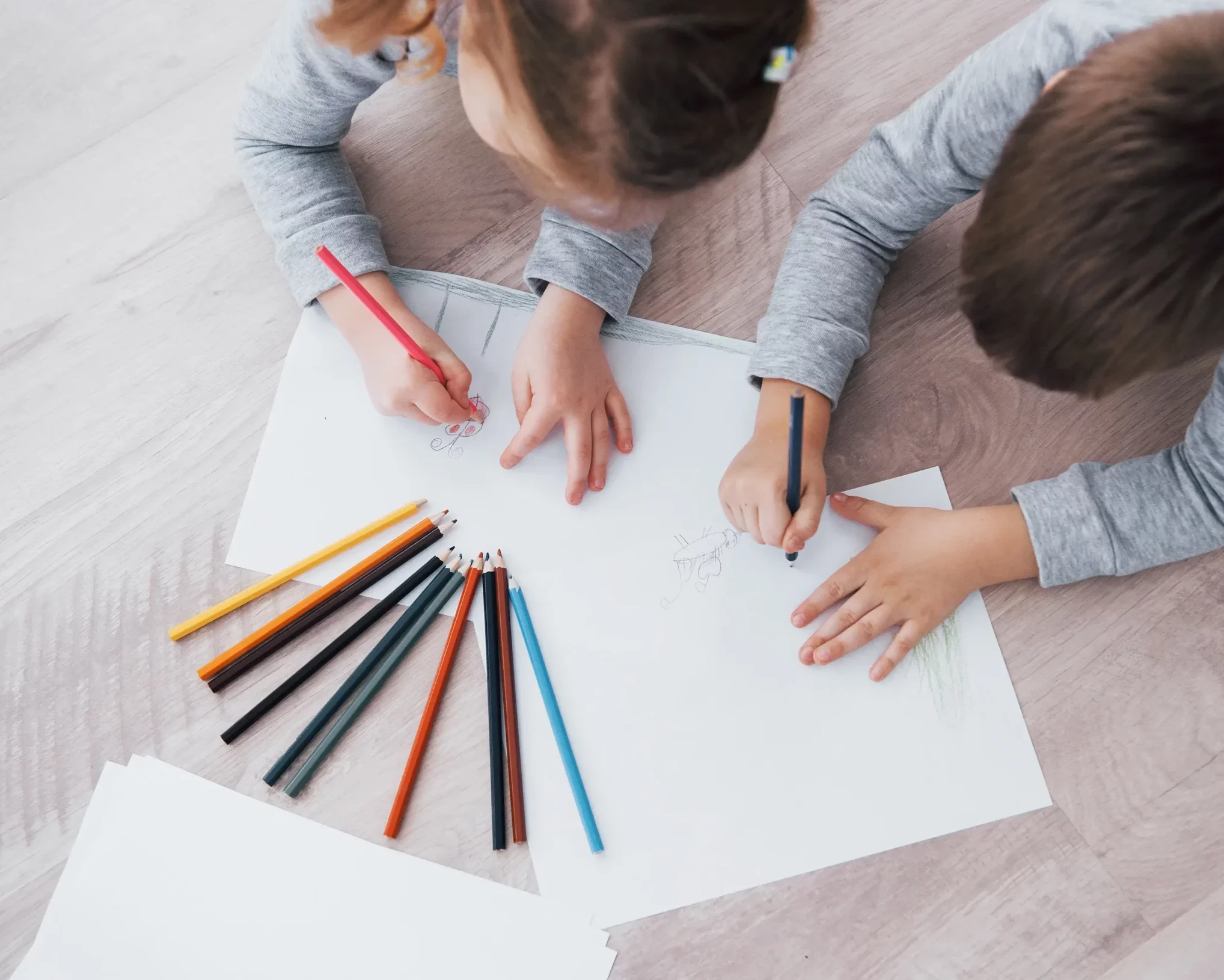 enfants qui colorient