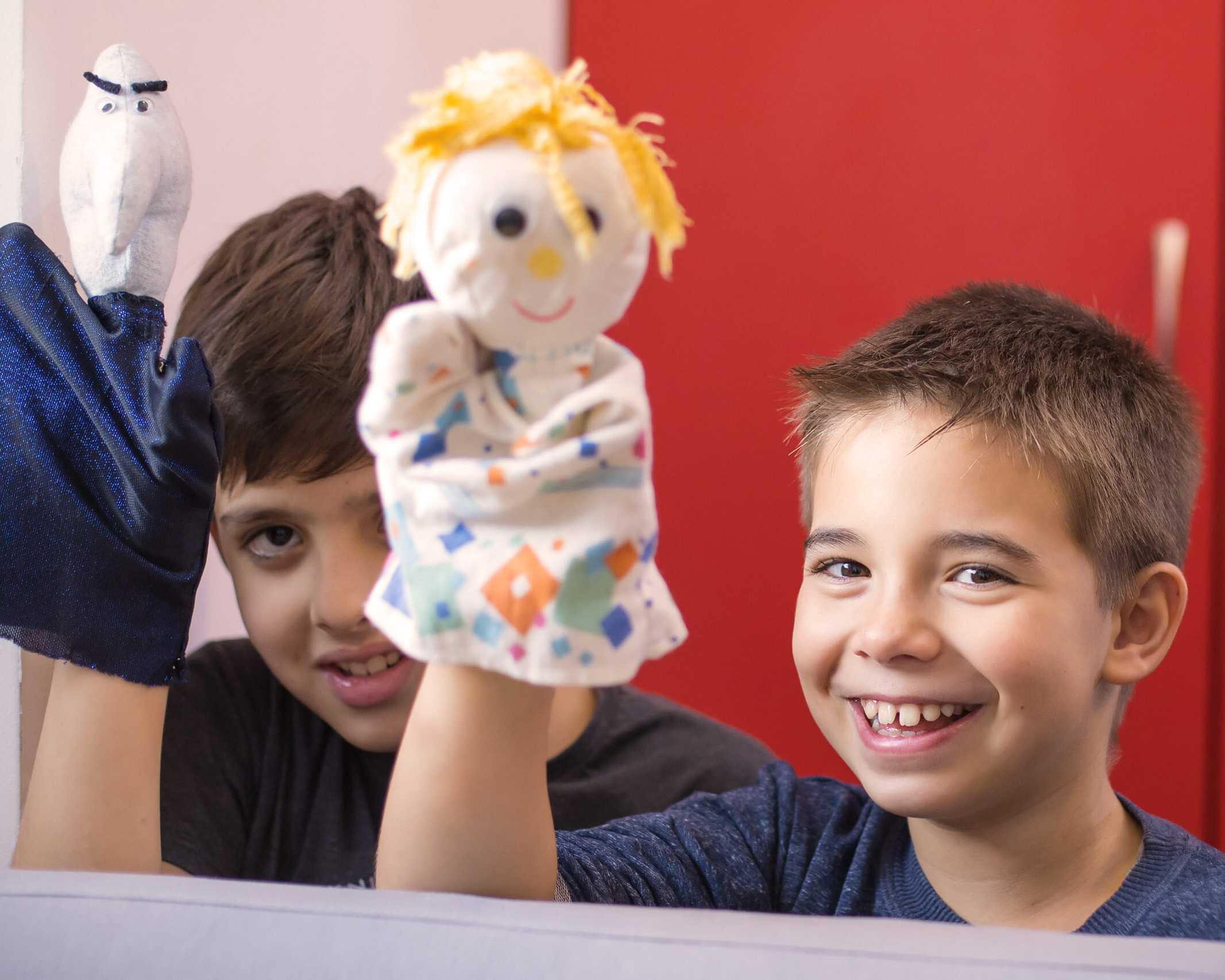enfant qui joue avec des marionnettes