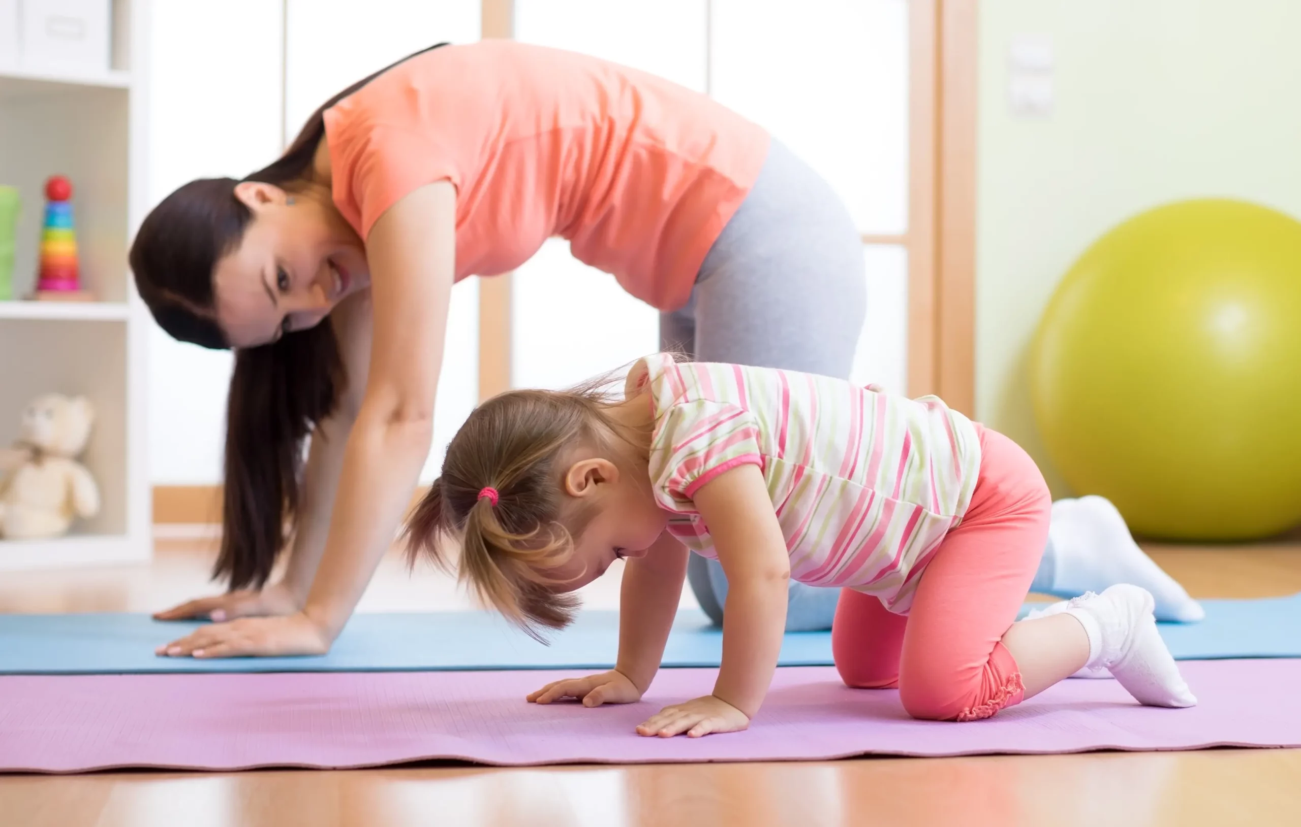 parent en train de faire du yoga avec leurs enfants