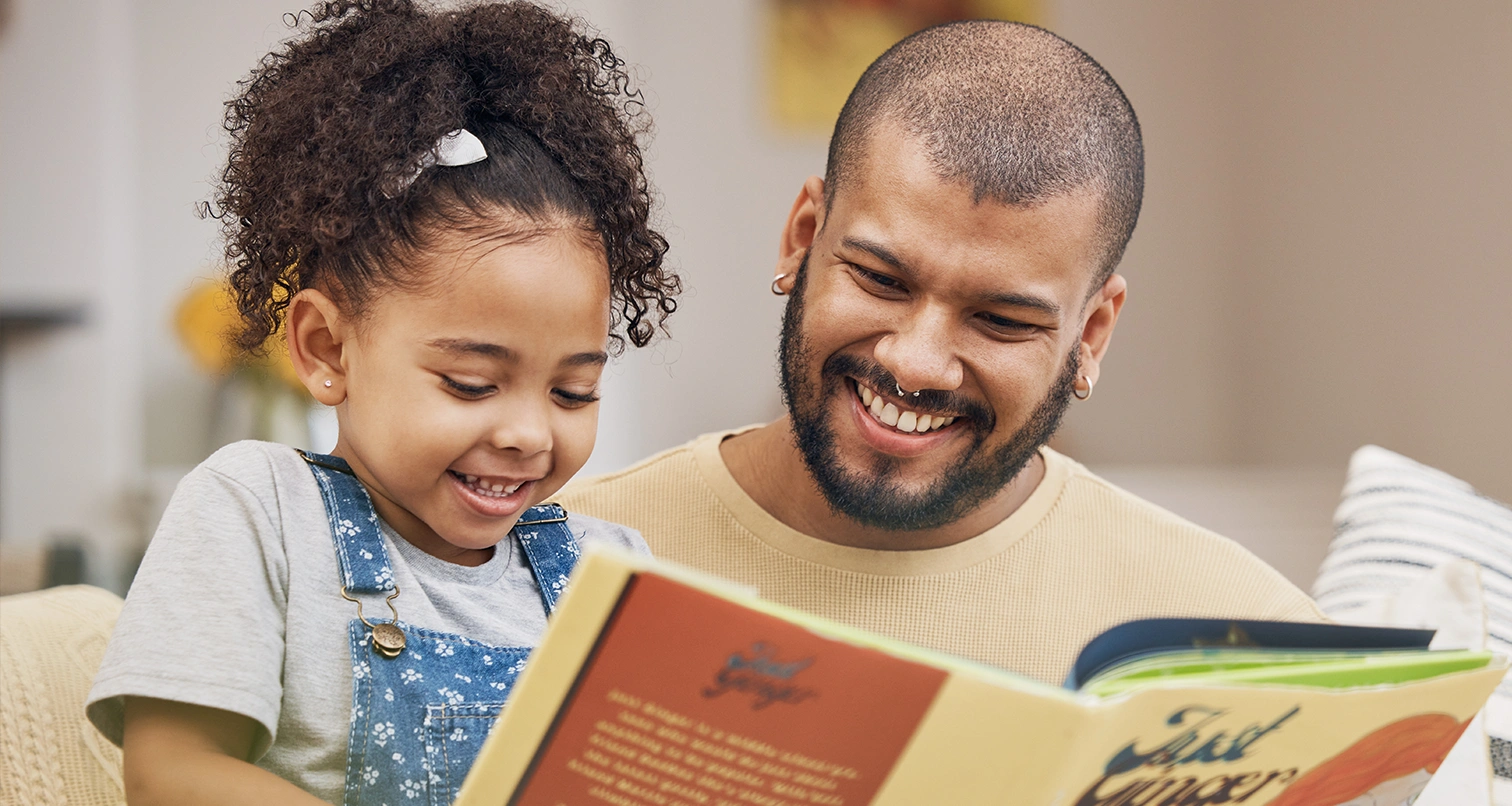 papa en train de lire une histoire à sa fille
