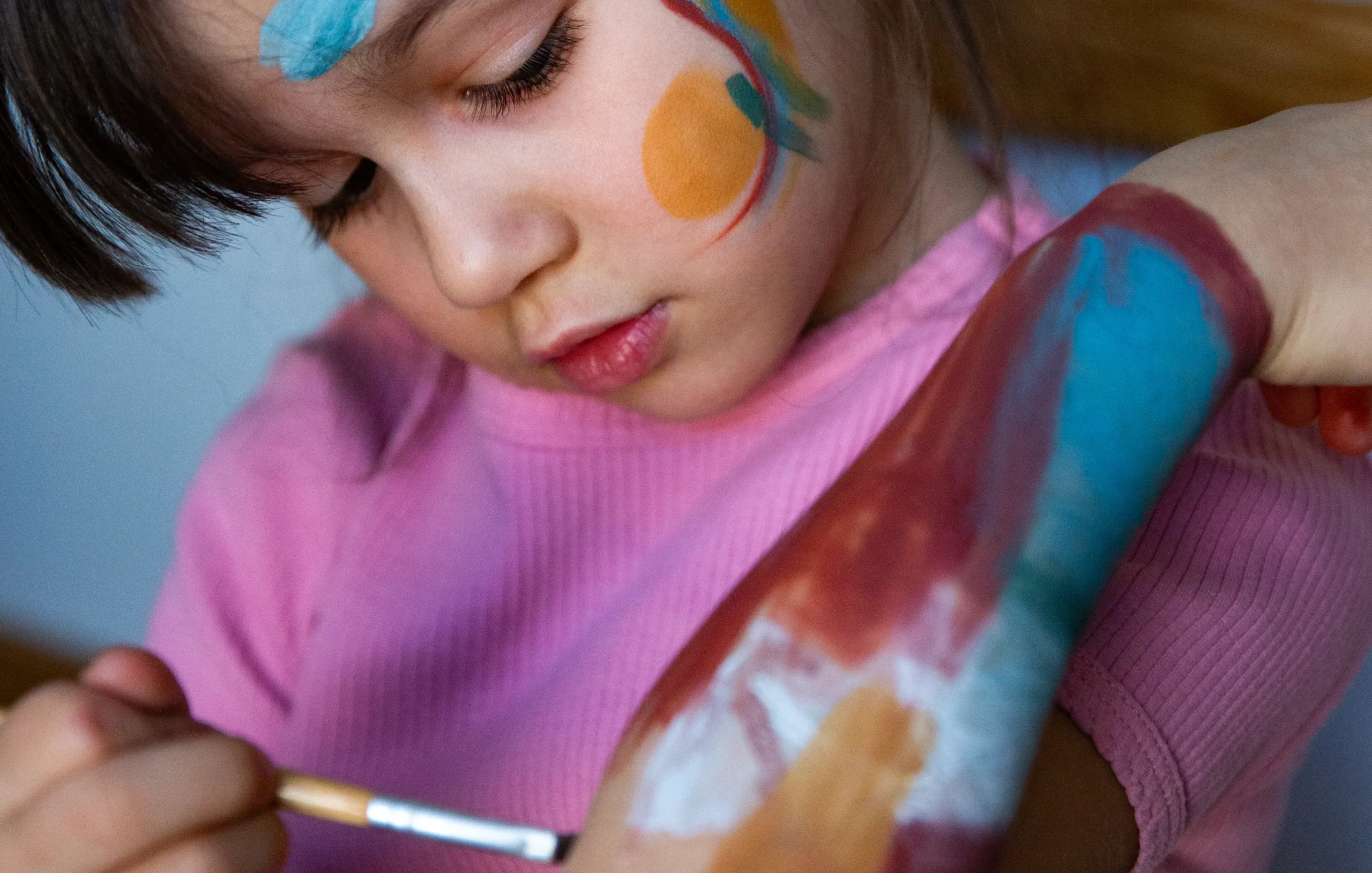 petite fille qui se maquille