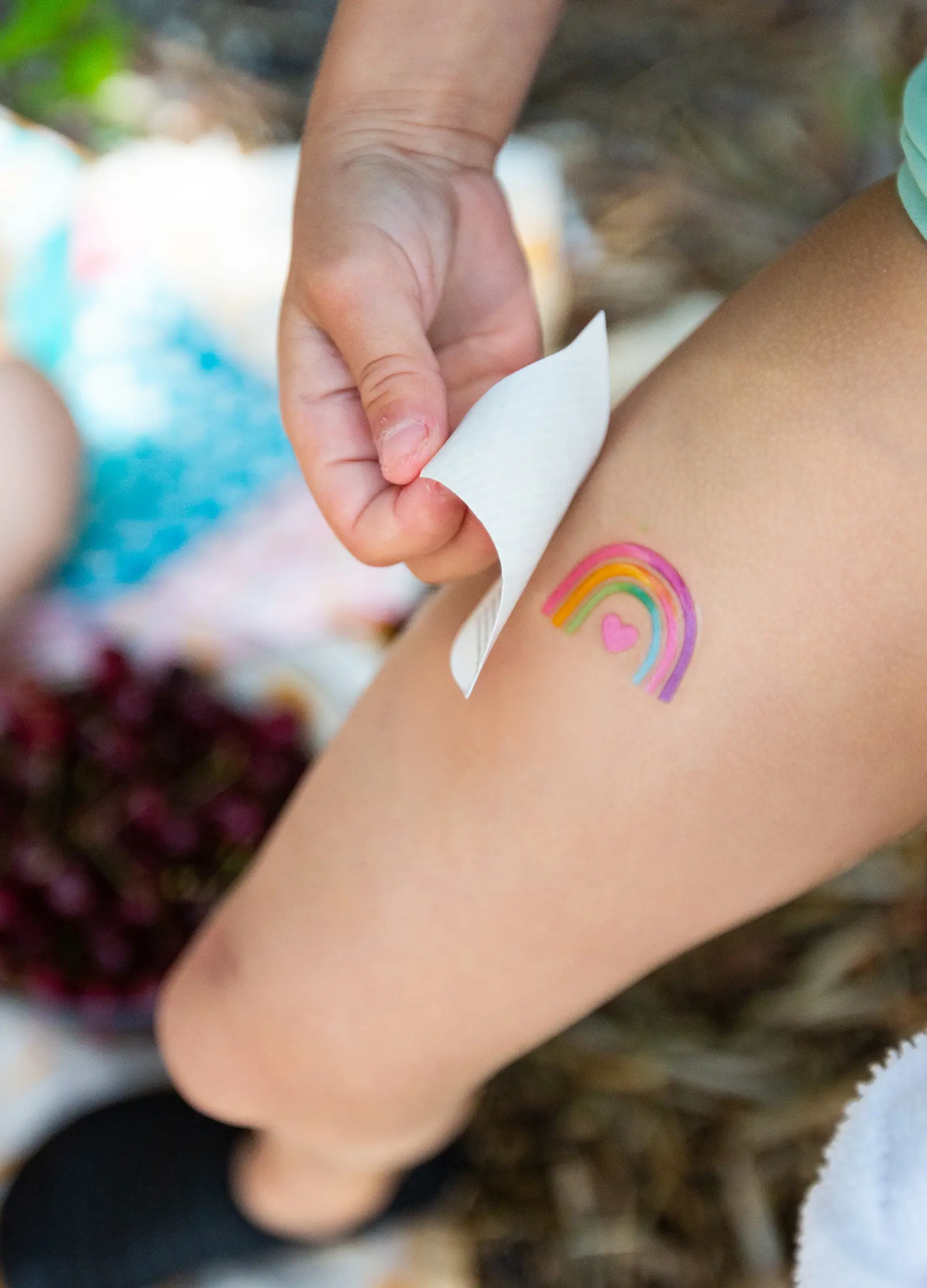 tatouage arc en ciel enfant
